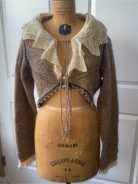 unknown Sweaters - Cropped Brown Knit Cardigan with Cream Ruffle Collar